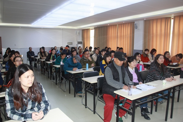 高中美术骨干教师教研共同体成员认真聆听