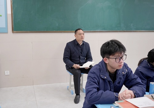 校长王勇听课 校长王勇听课