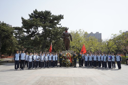 五高师生向雷锋同志献花并合影留念2