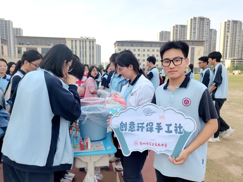 2025年5月13日luck18xinli官网社团嘉年华暨第二届科创文化节手工社制作漆扇 2025年5月13日luck18xinli官网社团嘉年华暨第二届科创文化节手工社制作漆扇