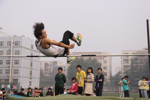 2011郑州五中运动会跳高照片