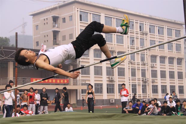 2011郑州五中运动会跳高照片