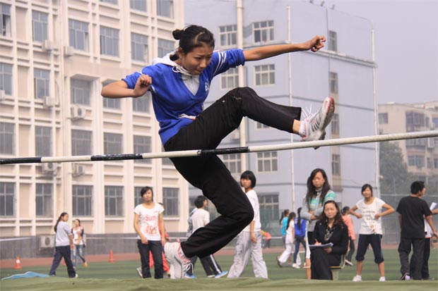 2011郑州五中运动会跳高照片