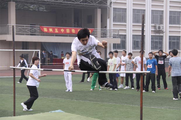 2011郑州五中运动会跳高照片