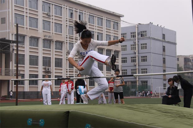 2011郑州五中运动会跳高照片